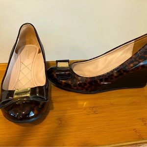 Cole Haan size 7B Tortoise wedge heels with gold bow detail.